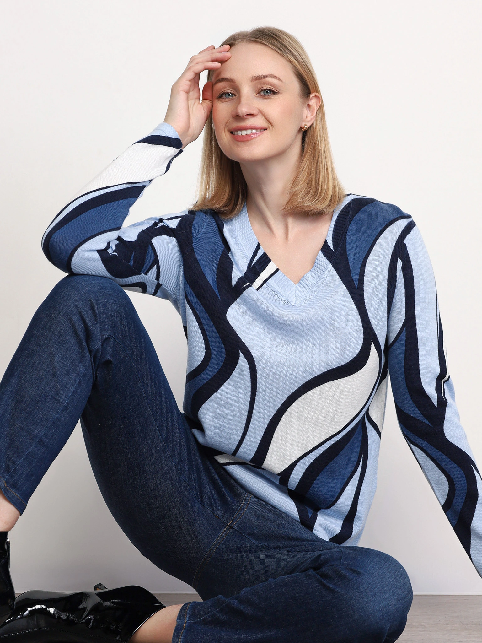 Пуловер голубого цвета с абстракным рисунком из смесового хлопка